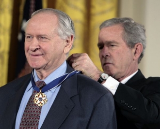 Prezidentsk&aacute; medaile a autor Nixonov&yacute;ch projevů. Rowlingov&aacute; bez &scaron;anc&iacute;.